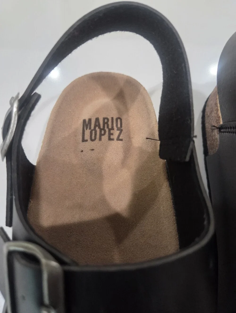 Mario Lopez straps cushioned